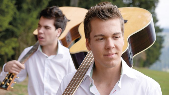 Mike Oesch mit deiner Bassgitarre fotografiert von Nadja Frey