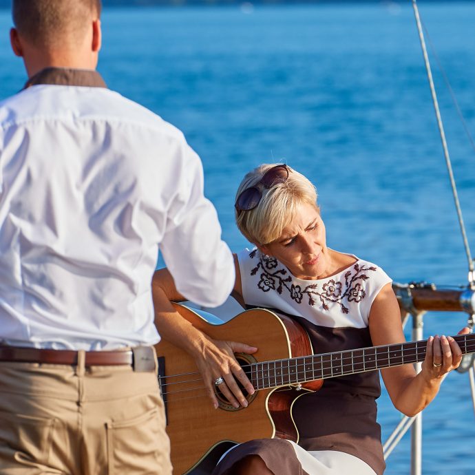 Beim Gitarrenspiel ertappt - Fotoregie Christoph Stähli